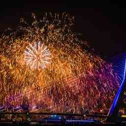 Endlich wieder Sprengung an der Erasmusbruecke Das Nationale Feuerwerk ist