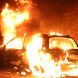 Fahrzeuge nach einem lauten Knall in s Gravenzandelaan ausgebrannt Den