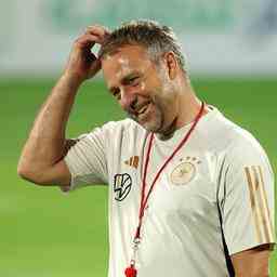 Flick uebersteht Krise nach WM und bleibt Bundestrainer von Deutschland