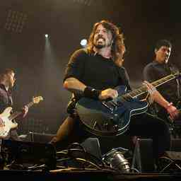 Foo Fighters machen nach dem Tod von Schlagzeuger Hawkins weiter
