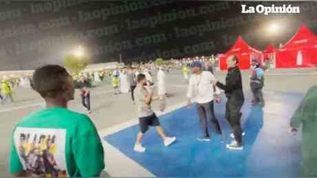 Fussballlegende bei gewalttaetigem Angriff vor dem WM Stadion gefilmt VIDEO —