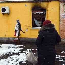 Gruppe festgenommen die Banksy Kunstwerk aus Mauer in Kiewer Vorort herausschneiden
