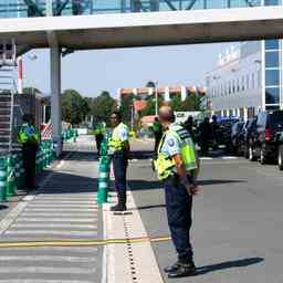 Hollaender verletzt vier Agenten mit Messer auf franzoesischem Flughafen