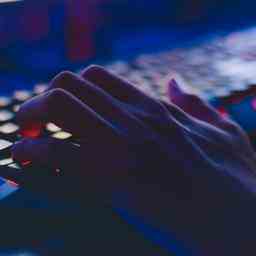 Junge Menschen sind zunehmend in Faelle von Cyberkriminalitaet verwickelt