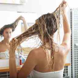 Laesst Rosmarinoel Ihr Haar wirklich voller aussehen Die Gesundheit
