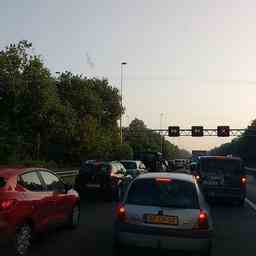 Lkw ueberschlaegt sich auf A50 bei Loenen gesperrte Autobahn mit
