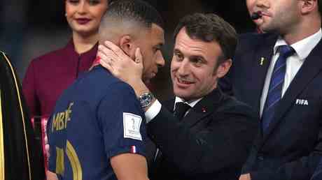 Macron spottete ueber „peinliche Bemuehungen den WM Star zu troesten —
