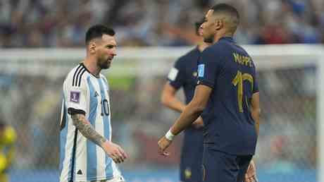 Manager spricht ueber die Beziehungen zwischen Messi und Mbappe nach