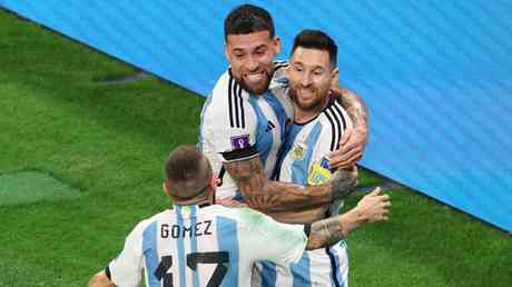 Messi trifft in einem wegweisenden Spiel als Argentinien vorrueckt —