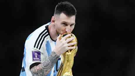 Messi ueberholt Ronaldo mit Instagram Rekord — Sport