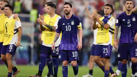 Messi vergibt Elfmeter aber Argentinien kommt weiter — Sport