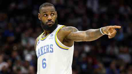 NBA Star James schlaegt Doppelmoral im Antisemitismus Streit vor VIDEO – Sport
