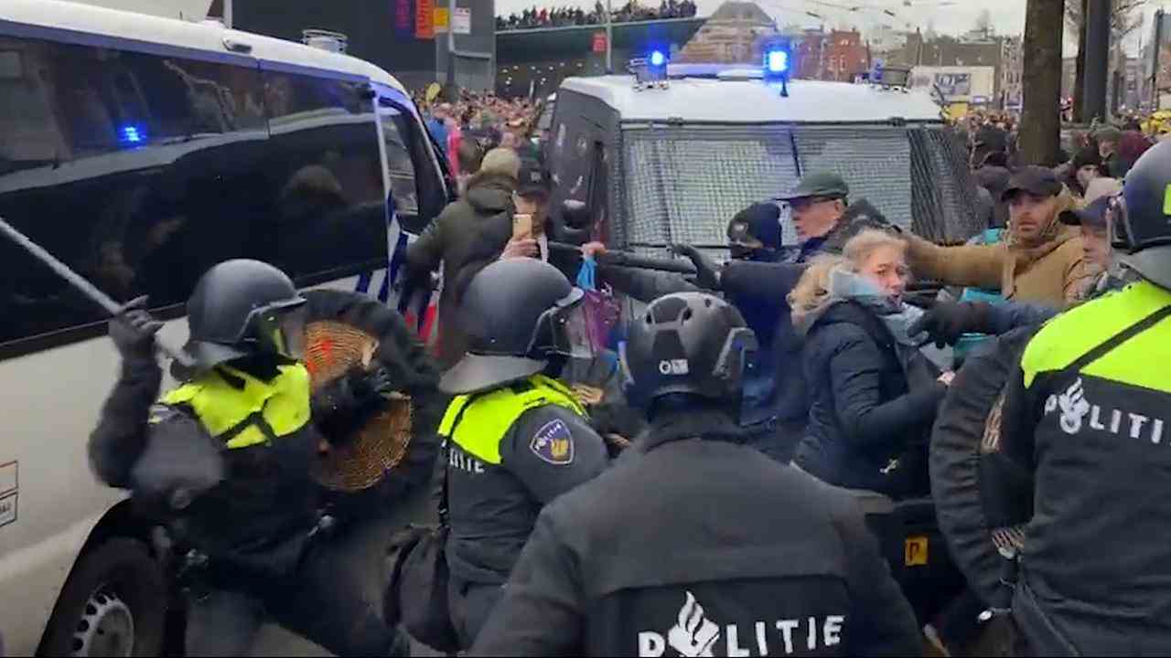 Beeld uit video: ME treedt op tegen betogers verboden coronademonstratie in Amsterdam