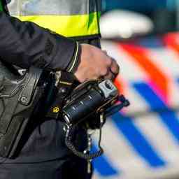 Polizei mit gezogenen Waffen in Alphenzug Alphen aan den