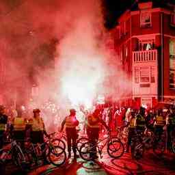 Polizei raeumt Mercatorplein nach Ausschreitungen Marokko Fans Amsterdam