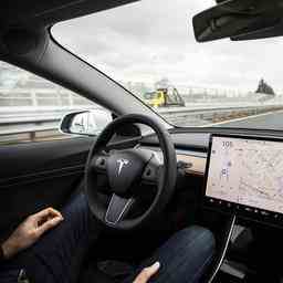 Schlafender Tesla Fahrer faehrt mit 110 kmh auf deutscher Autobahn