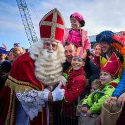 Sinterklaas zieht Debit und Kreditkarten und gibt mehr fuer Geschenke