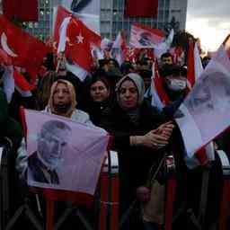 Tausende Tuerken demonstrieren in Istanbul gegen die Haftstrafe des Buergermeisters
