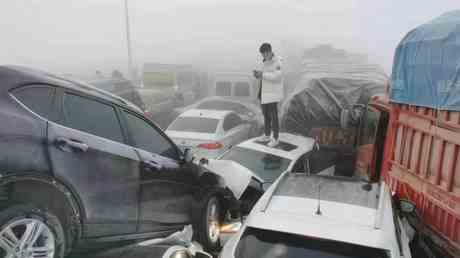 Ueber 200 Autos prallen auf Bruecke in China VIDEO —