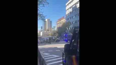 Verdaechtiges Sprengstoffpaket in US Botschaft in Madrid gefunden – Medien –