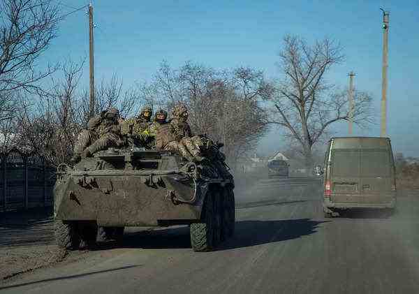 Ukrainische Soldaten fahren in Lyman auf einem Schützenpanzer