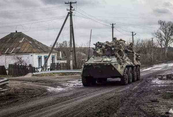 Ukrainische Soldaten fahren auf einem Schützenpanzer im Dorf Torske