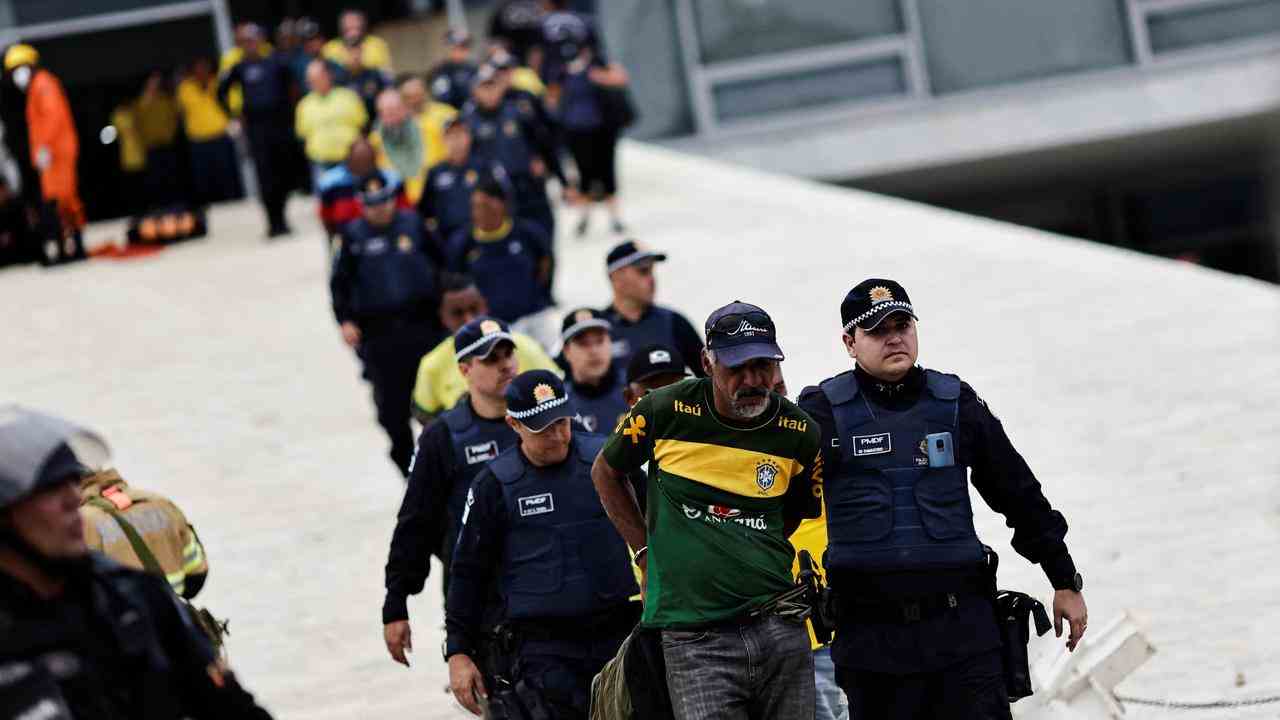 Beeld uit video: Hoe Bolsonaro en zijn aanhangers (tevergeefs) hoopten op het leger