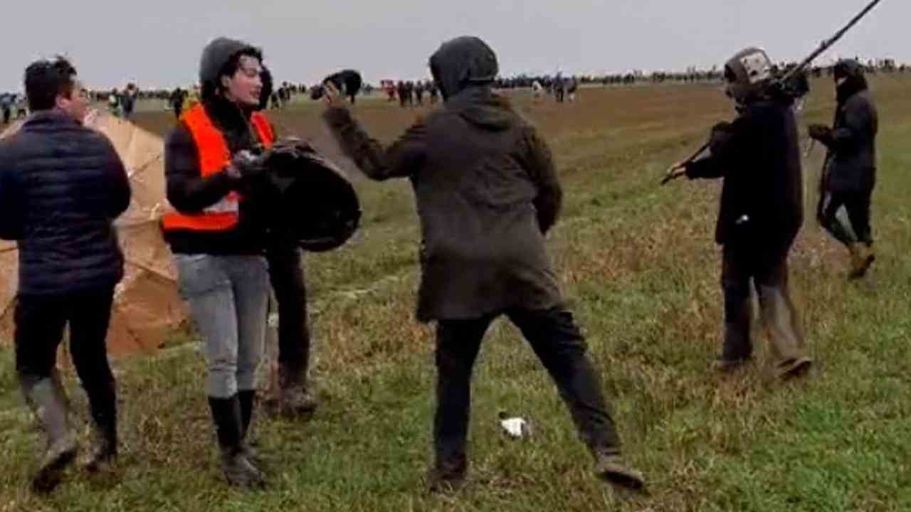 Beeld uit video: Cameraploeg PowNed bij Lützerath belaagd door activisten