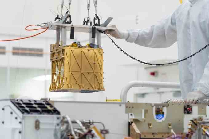 Das MOXIE-Instrument wird auf dem Perseverance-Rover der NASA installiert.