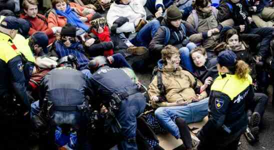 1674914641 Die Polizei versucht Hunderte von Klimaaktivisten mit Muehlen und Cola