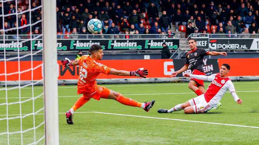 1675042770 779 Ajax beendet dramatische Serie unter Heitinga mit einem Sieg gegen