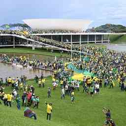 Anhaenger des ehemaligen brasilianischen Praesidenten Bolsonaro stuermen Parlamentsgebaeude Im