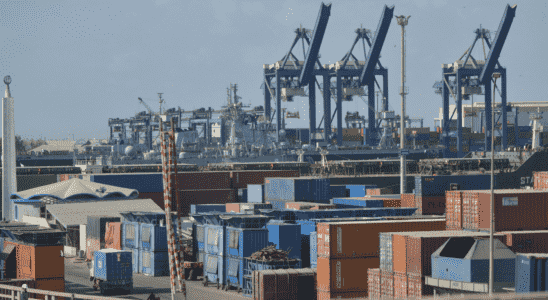Auslaendische Schifffahrtslinien koennten ihre Dienste fuer Pakistan mit knappen Kassen