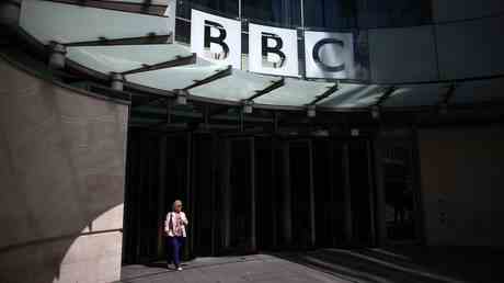 BBC Vorsitzender bittet um Ueberpruefung seiner eigenen Einstellung — World