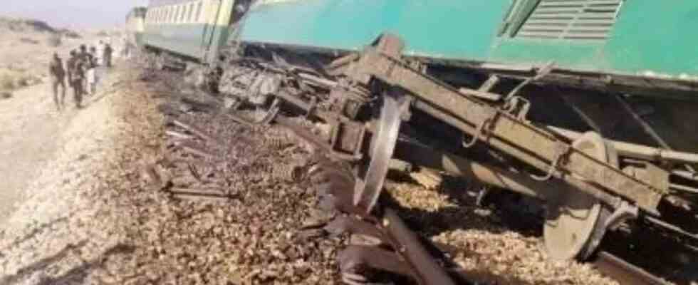 Bombenanschlag entgleist Personenzug in Pakistan verletzt 15