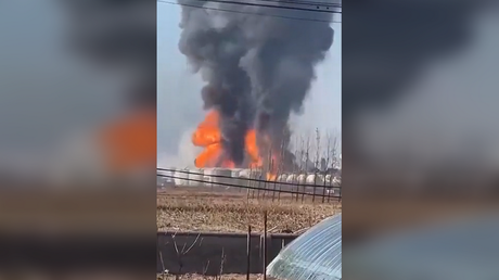 Chemiefabrik bei Explosion zerstoert VIDEOS — World