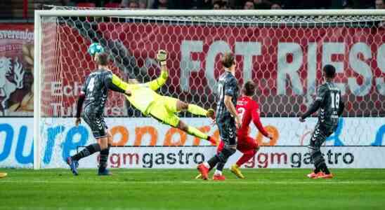 Der FC Twente nimmt die Eredivisie mit einem Sieg ueber