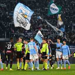 Der amtierende Meister AC Mailand stuerzte beim Besuch von Lazio