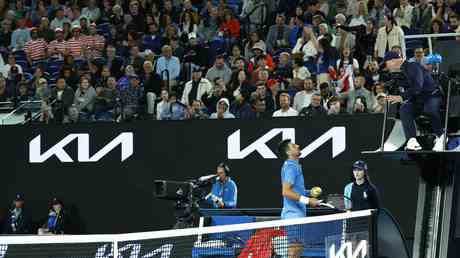 Der wuetende Djokovic fordert dass ein „betrunkener Fan bei den