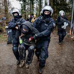 Die Polizei entfernt gewaltsam Aktivisten aus dem deutschen „Braunkohlendorf