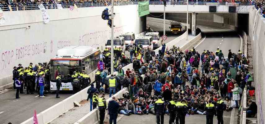 Die Polizei nimmt „wenige hundert Demonstranten bei einer Klimademonstration in