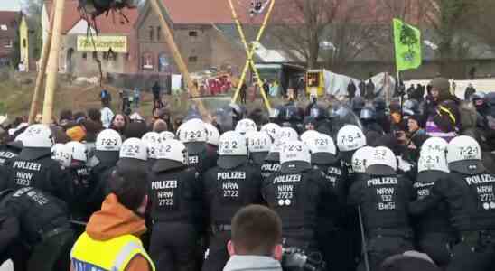 Die deutsche Polizei entfernt Barrikaden aus dem seit zwei Jahren