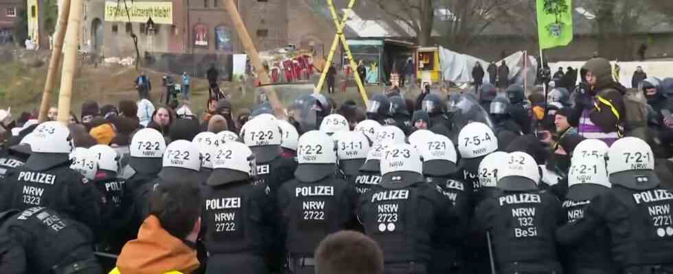 Die deutsche Polizei entfernt Barrikaden aus dem seit zwei Jahren