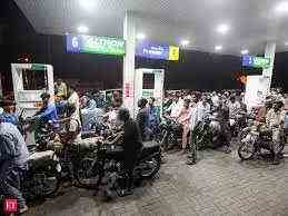 Die pakistanische Regierung erhoeht die Benzin und Dieselpreise um jeweils