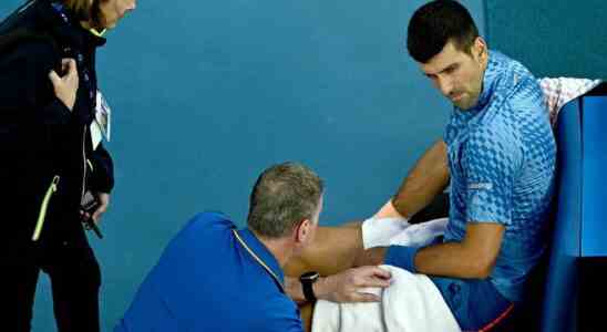Djokovic kaempft erneut mit einer Verletzung schafft es aber in