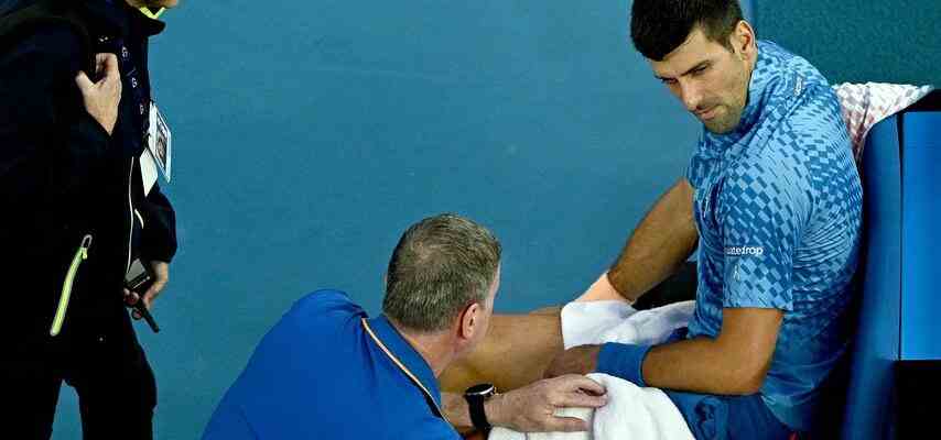 Djokovic kaempft erneut mit einer Verletzung schafft es aber in