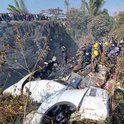 Dutzende Tote aber auch einige Ueberlebende nach Flugzeugabsturz in Nepal