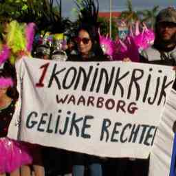 Erste Demonstranten entlang der Koenigsroute auf Aruba