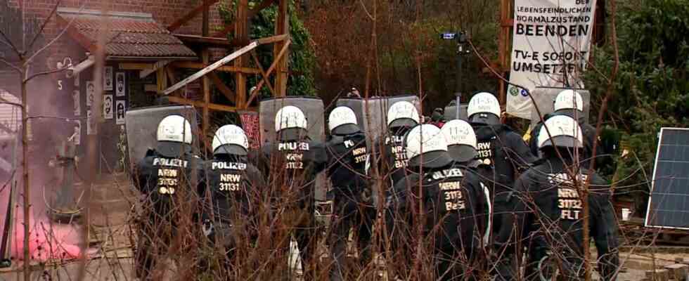 Evakuierung des deutschen „Braunkohlendorfes fuehrt zu Kaempfen zwischen Polizei und