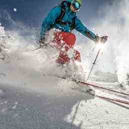 Fahren Sie in den Skiurlaub Sprechen Sie ueber Wintersport